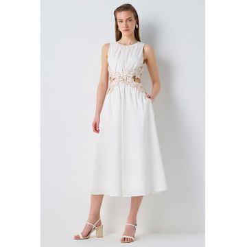 Rochie midi evazata cu decupaj pe spate si detalii florale
