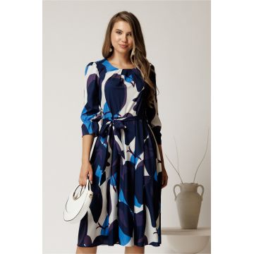 Rochie midi in clos din triplu voal cu imprimeuri albastre si cordon in talie