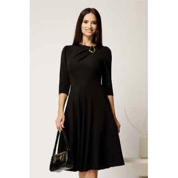 Rochie midi neagra din material reiat in clos cu accesoriu metalic