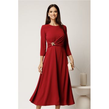 Rochie midi rosie din crep in clos cu fronseu si aplicatie metalica in talie