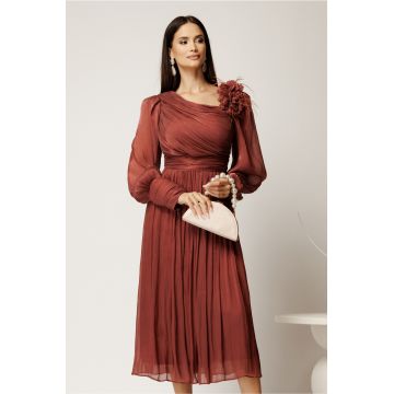Rochie midi roz coniac din voal satinat in clos cu floare pe umar