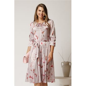 Rochie midi roz in clos din triplu voal cu imprimeuri florale si cordon in talie