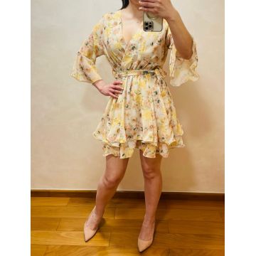 Rochie scurta din voal cu imprimeu floral si croi petrecut