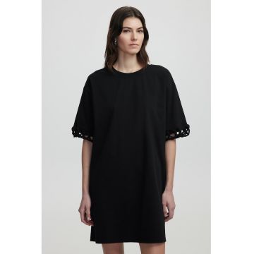 Rochie-tricou scurt cu decolteu la baza gatului