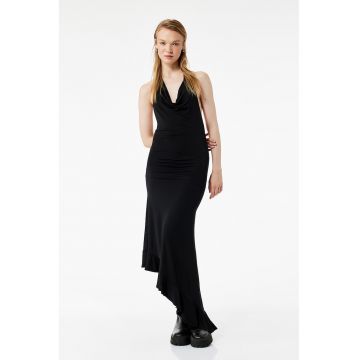 Rochie asimetrica cu decolte halter si garnitura cu volane