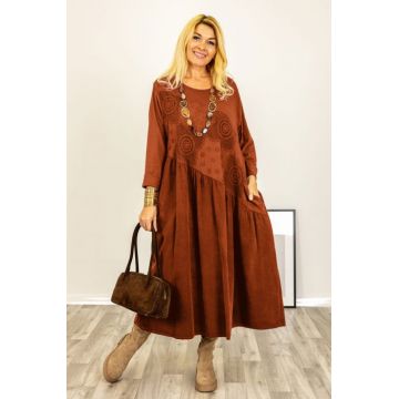 Rochie caramizie cu taietura oblica si broderie, din catifea reiata si jerseu, oversize