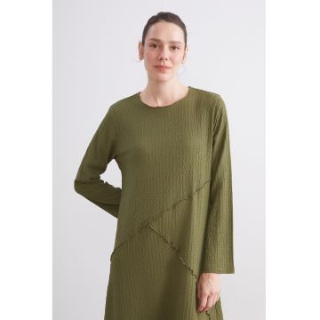 Rochie cu croiala dreapta si decolteu rotund