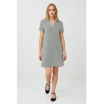 Rochie cu model si guler ascutit