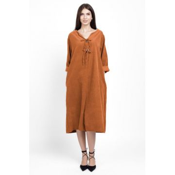Rochie din catifea reiata, cu nasturi mari de lemn pe piept, caramizie