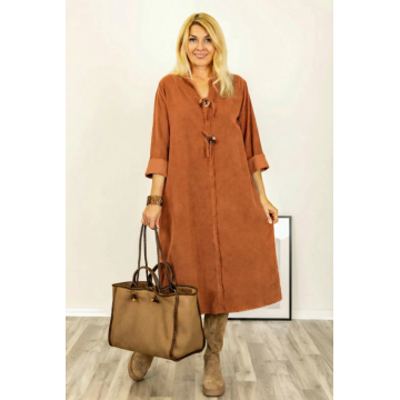 Rochie din catifea reiata, cu nasturi mari de lemn pe piept, caramizie