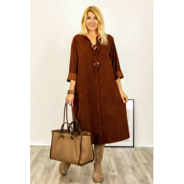 Rochie din catifea reiata, cu nasturi mari de lemn pe piept, coniac