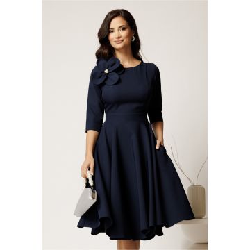 Rochie DY Fashion midi bleumarin din stofa in clos cu floare maxi la bust