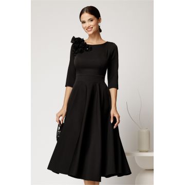 Rochie DY Fashion midi neagra din stofa in clos cu floare la bust