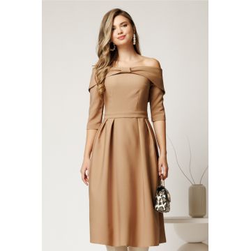 Rochie Irene midi bej in clos cu umerii goi si funda la bust