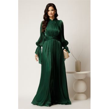 Rochie lunga verde din voal cu aspect satinat si maneci clopot la baza