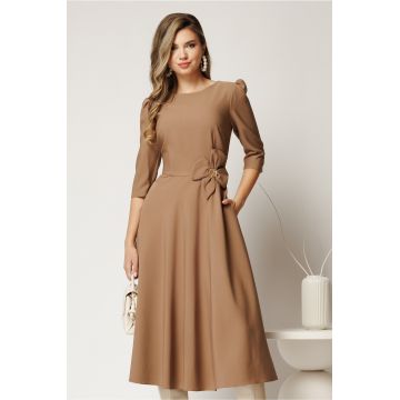 Rochie midi bej din stofa in clos cu floare in talie