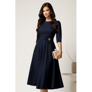 Rochie midi bleumarin din stofa in clos cu floare in talie