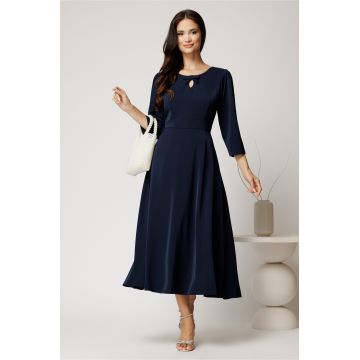Rochie midi bleumarin din viscoza in clos cu funda si decupaj la decolteu