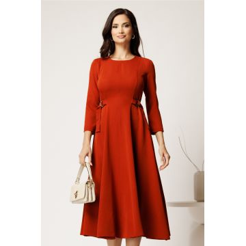 Rochie midi caramizie din stofa in clos cu catarame in talie
