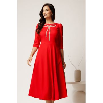 Rochie midi corai din stofa in clos cu funda si strasuri pe bust