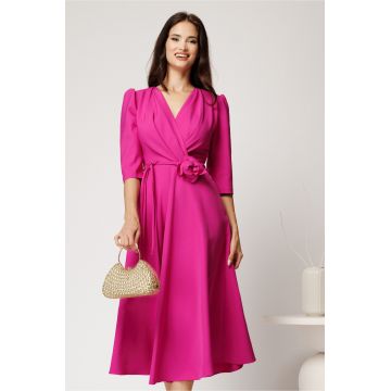 Rochie midi fucsia din stofa in clos cu floare in talie
