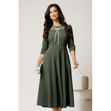 Rochie midi kaki din stofa in clos cu funda si strasuri pe bust