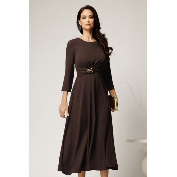 Rochie midi maro din crep in clos cu fronseu si aplicatie metalica in talie