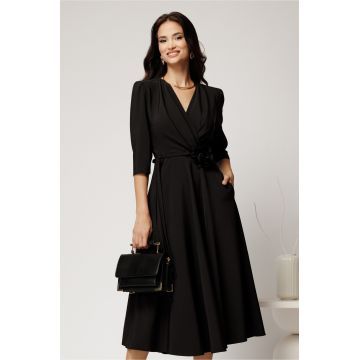 Rochie midi neagra din stofa in clos cu floare in talie