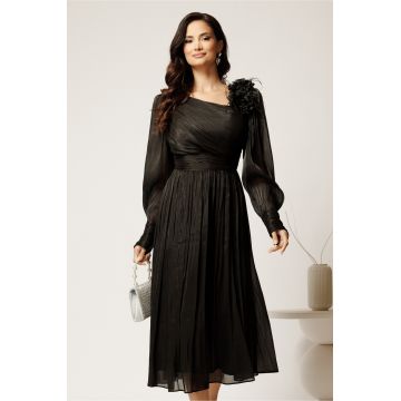 Rochie midi neagra din voal satinat in clos cu floare pe umar