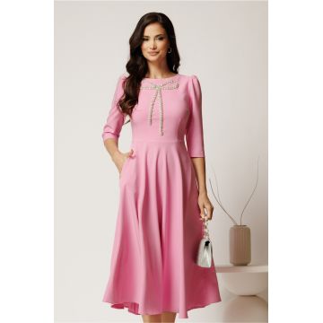 Rochie midi roz din stofa in clos cu funda si strasuri pe bust