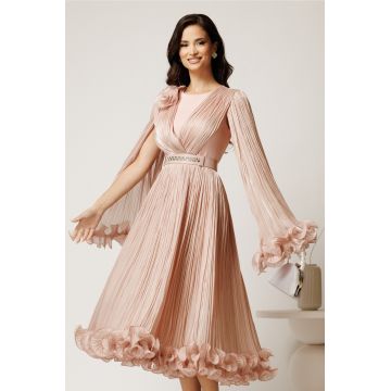 Rochie midi roz din voal satinat in clos cu floare la bust si curea din strasuri in talie