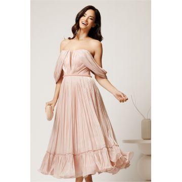 Rochie midi roz in clos din voal satinat cu aplicatii cazute pe umeri