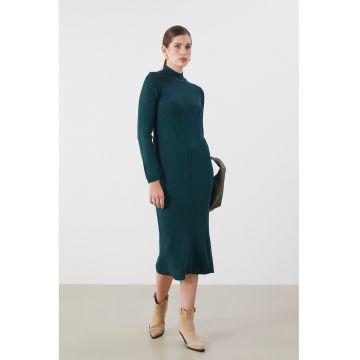 Rochie midi tricotata cu guler inalt