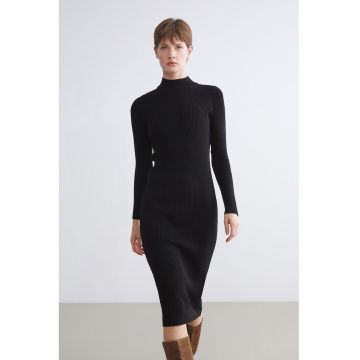 Rochie midi tricotata cu guler inalt