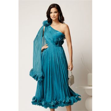 Rochie midi turcoaz din voal satinat cu volanase la baza si flori in talie si pe umar