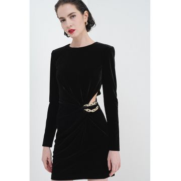 Rochie mini de catifea cu decupaj si lant decorativ