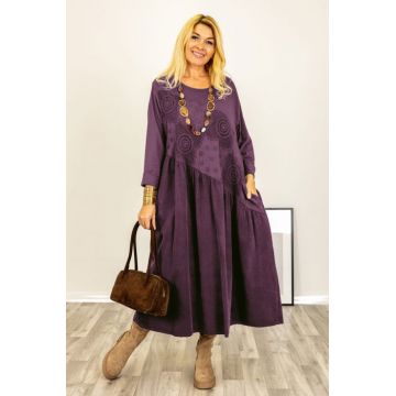 Rochie mov inchis cu taietura oblica si broderie, din catifea reiata si jerseu, oversize
