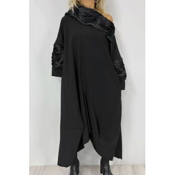 Rochie neagra in colturi cu guler si maneci din material satinat si extravagant