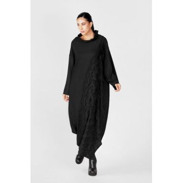 Rochie neagra in colturi cu insertie din voal si aplicatie oblica din dantela , oversize