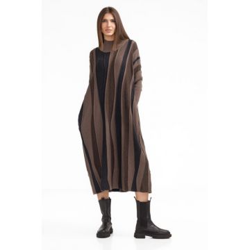Rochie oversize tricotata cu dungi unduitoare si croi lejer, bej-maro