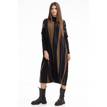 Rochie oversize tricotata cu dungi unduitoare si croi lejer, negru-camel
