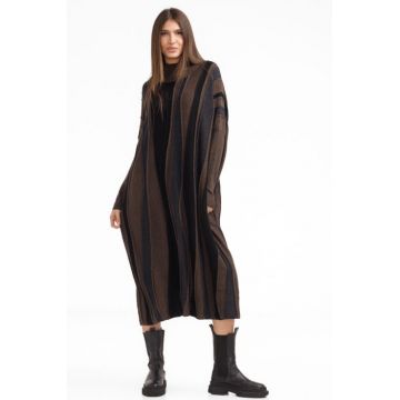 Rochie oversize tricotata cu dungi unduitoare si croi lejer, negru-maro