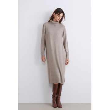Rochie-pulover tricotata cu guler inalt