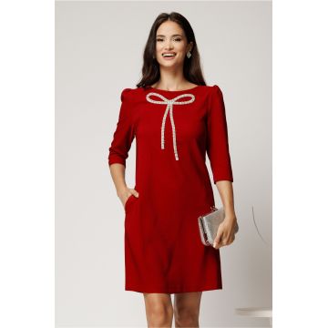 Rochie scurta bordo din stofa cu croi cambrat si funda din strasuri