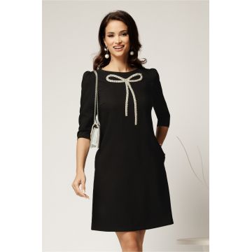 Rochie scurta neagra din stofa cu croi cambrat si funda din strasuri