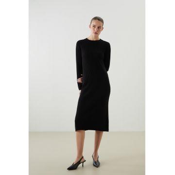 Rochie tricotata cu decolteu la baza gatului