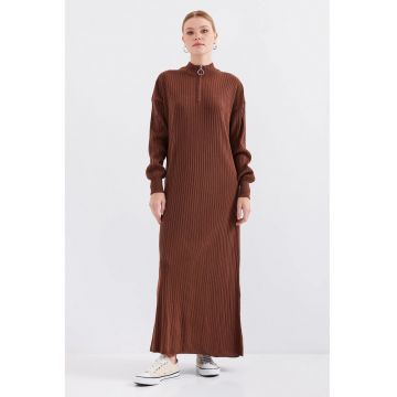 Rochie tricotata  texturata - guler inalt - fermoar - maro - tricot -