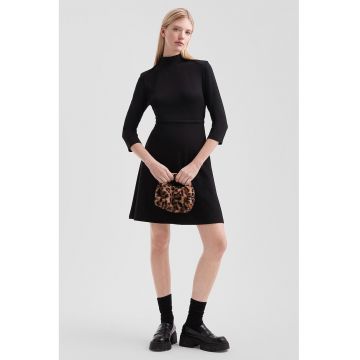 Rochie evazata cu decupaj