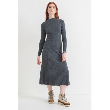 Rochie lunga cu guler inalt