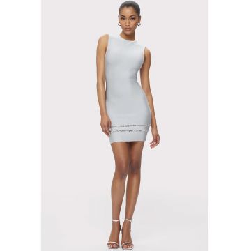 Rochie mini fara maneci care accentueaza silueta